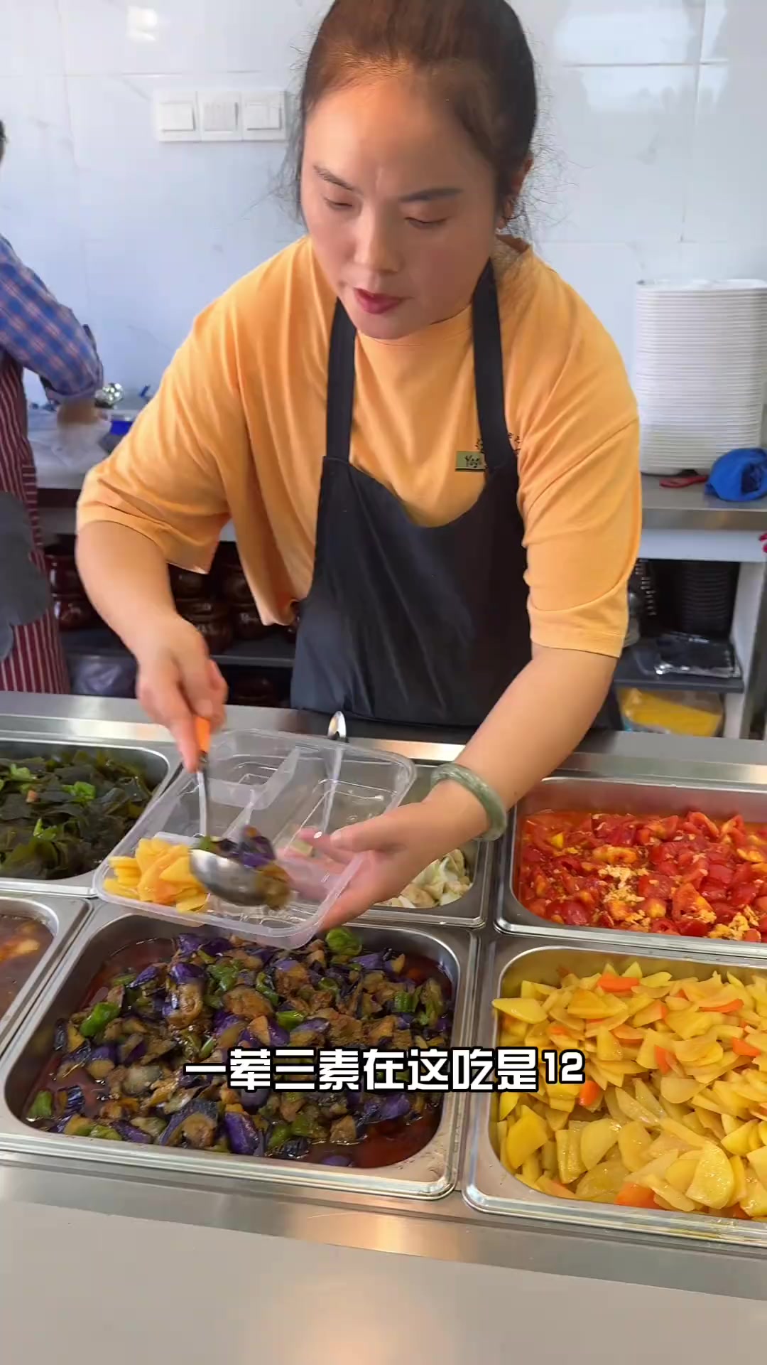 一位芜湖大姐开的快餐店只卖12,还能无限续饭续汤,嘎嘎香!