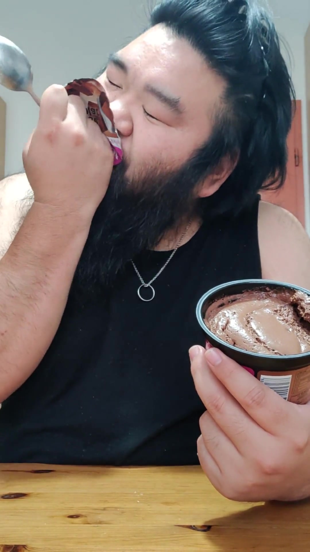 来吃个大碗的巧克力慕斯,这泡沫感是冰淇淋给不到的