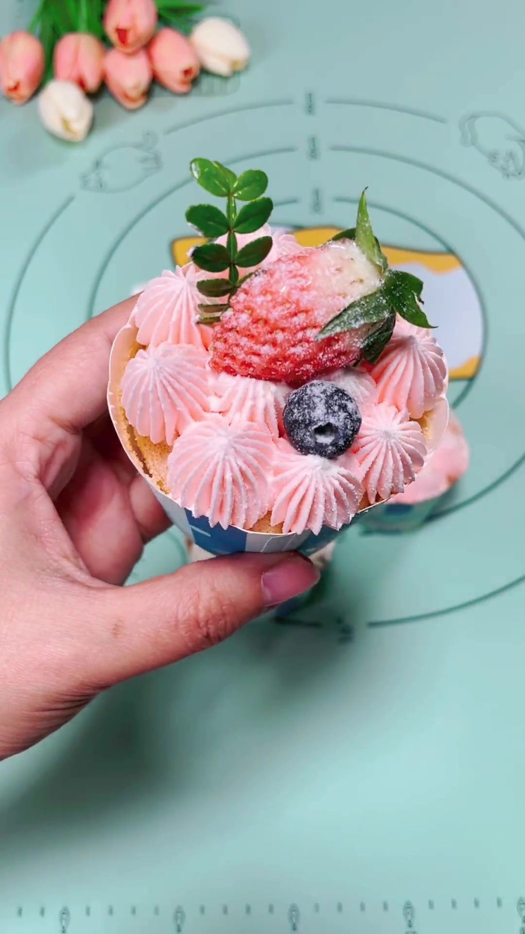 不开裂不塌陷的纸杯蛋糕，细腻绵软香甜，加奶油更好吃