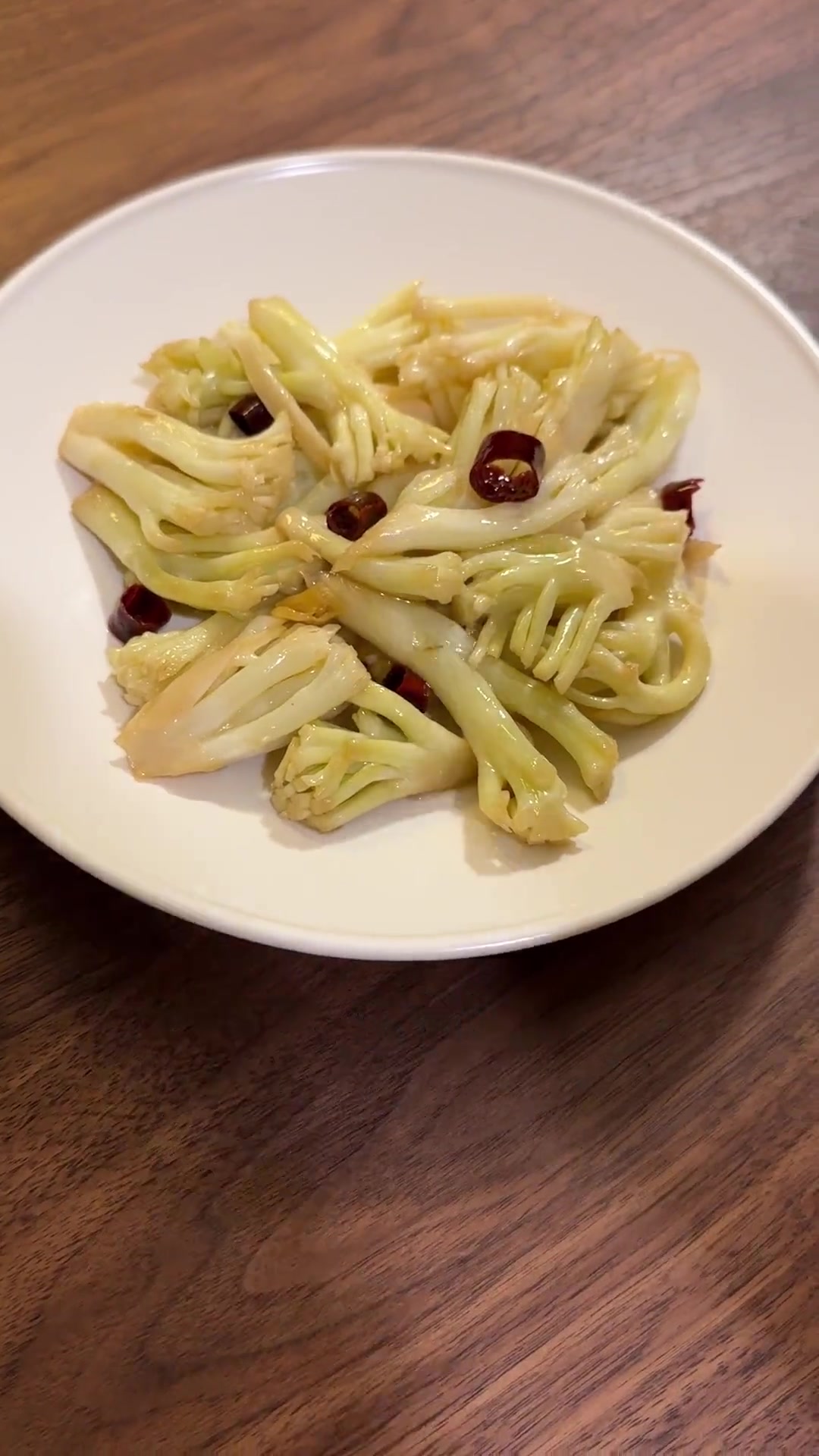 最近觉得很好吃的小凉菜,炝菜花梗。酸酸辣辣和炝锅的油香混合的小菜。开胃解腻。值得一试!