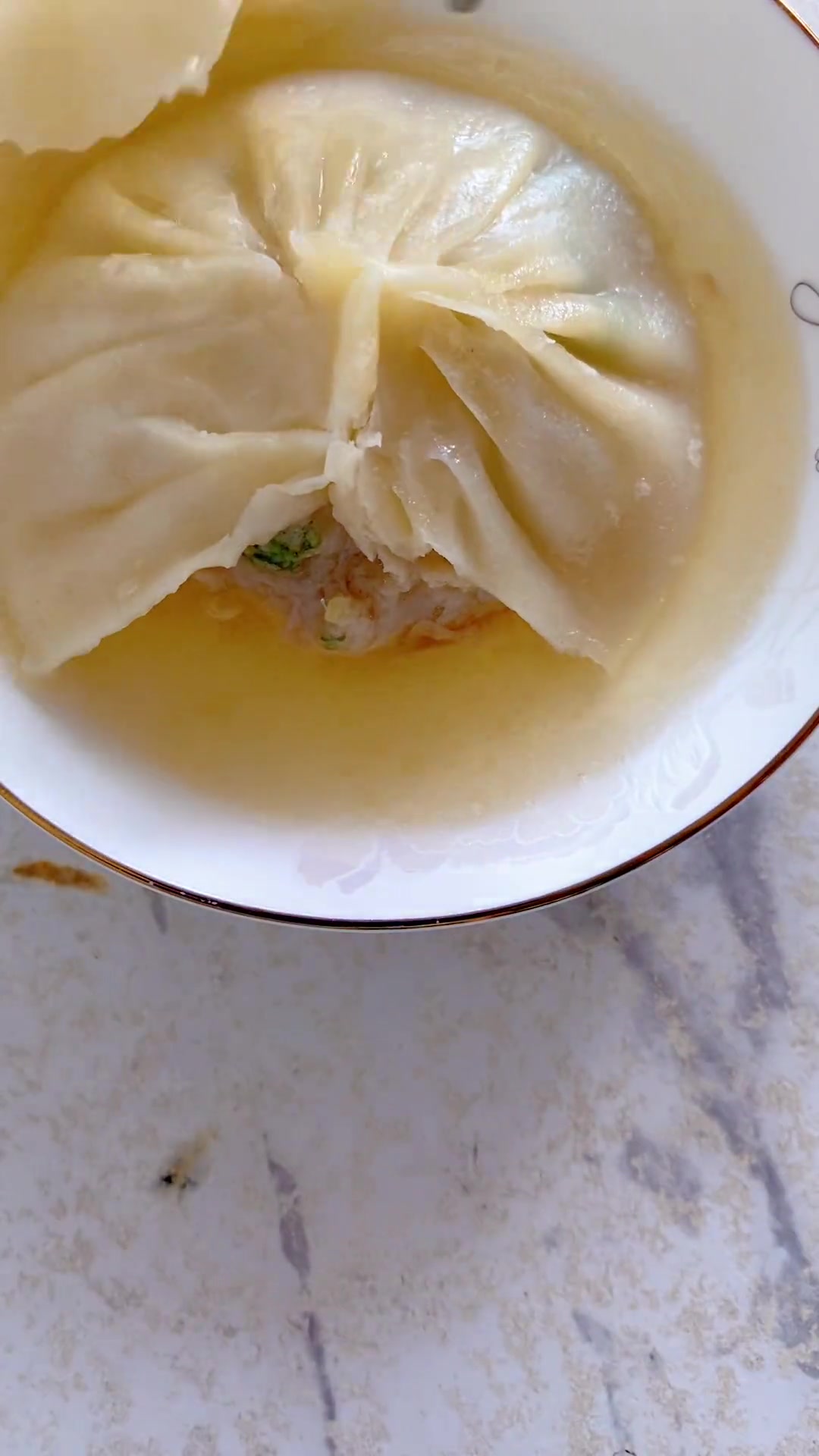 上海汤包，薄皮大馅，汤鲜味美