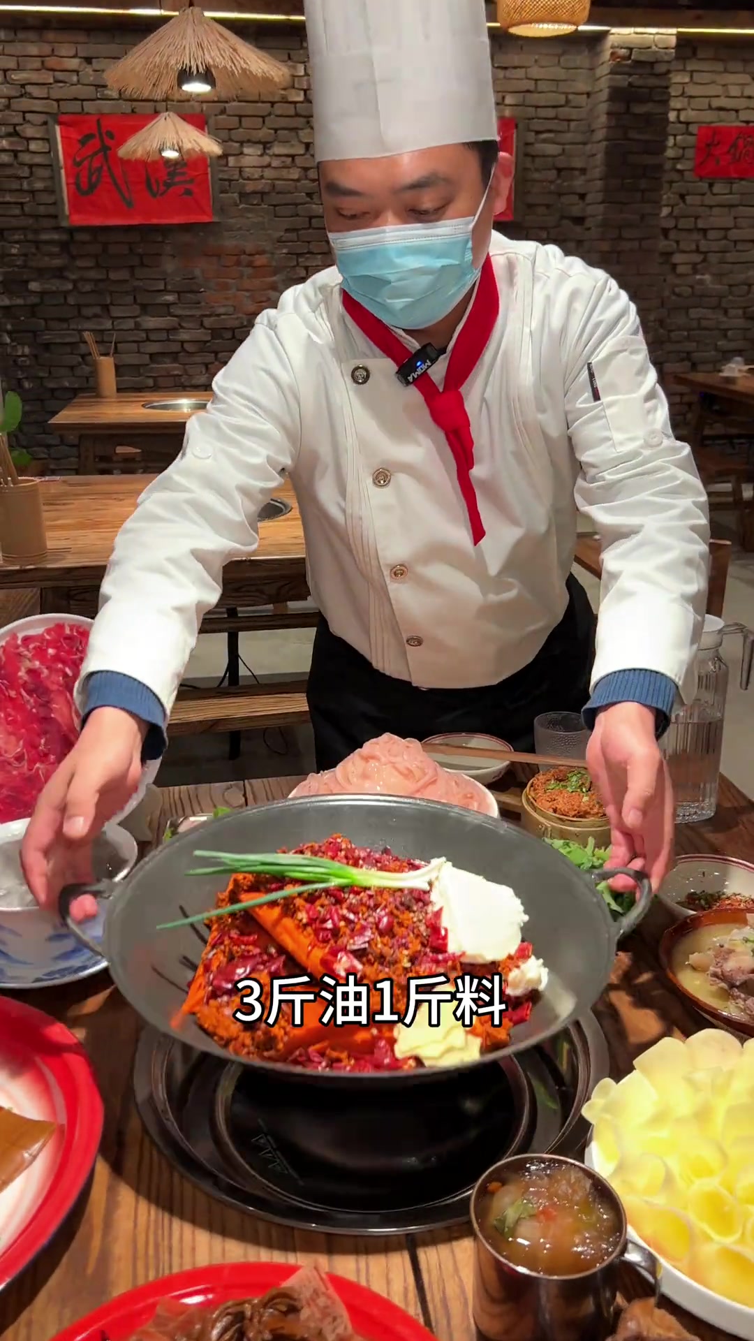 开在停车场里的地道重庆火锅店,坚持手工老灶制菜,特色辣卤、萝卜炖牛骨、土豆焖饭、粉蒸肉……