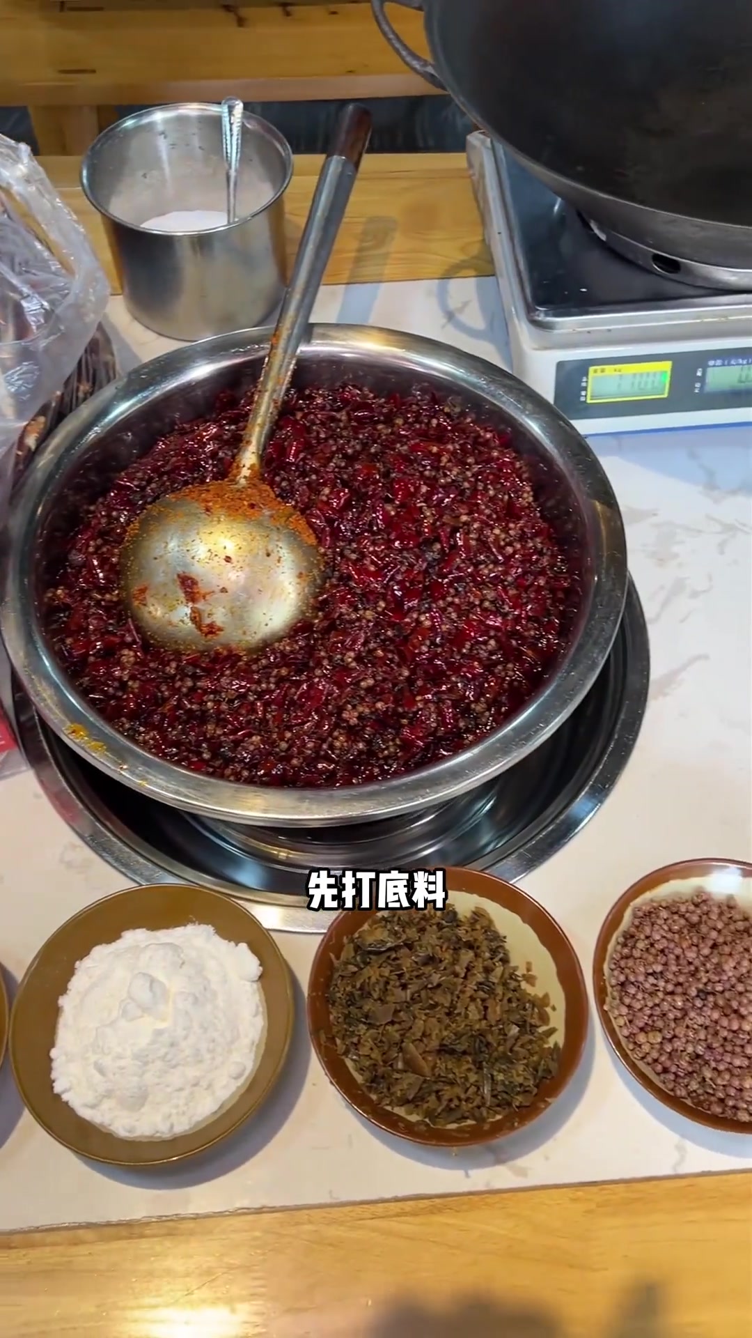 传统火锅绝对不是简单的水多油少用纯食材熬出来的汤底才是传统火锅的精髓好的传统火锅依然麻辣鲜