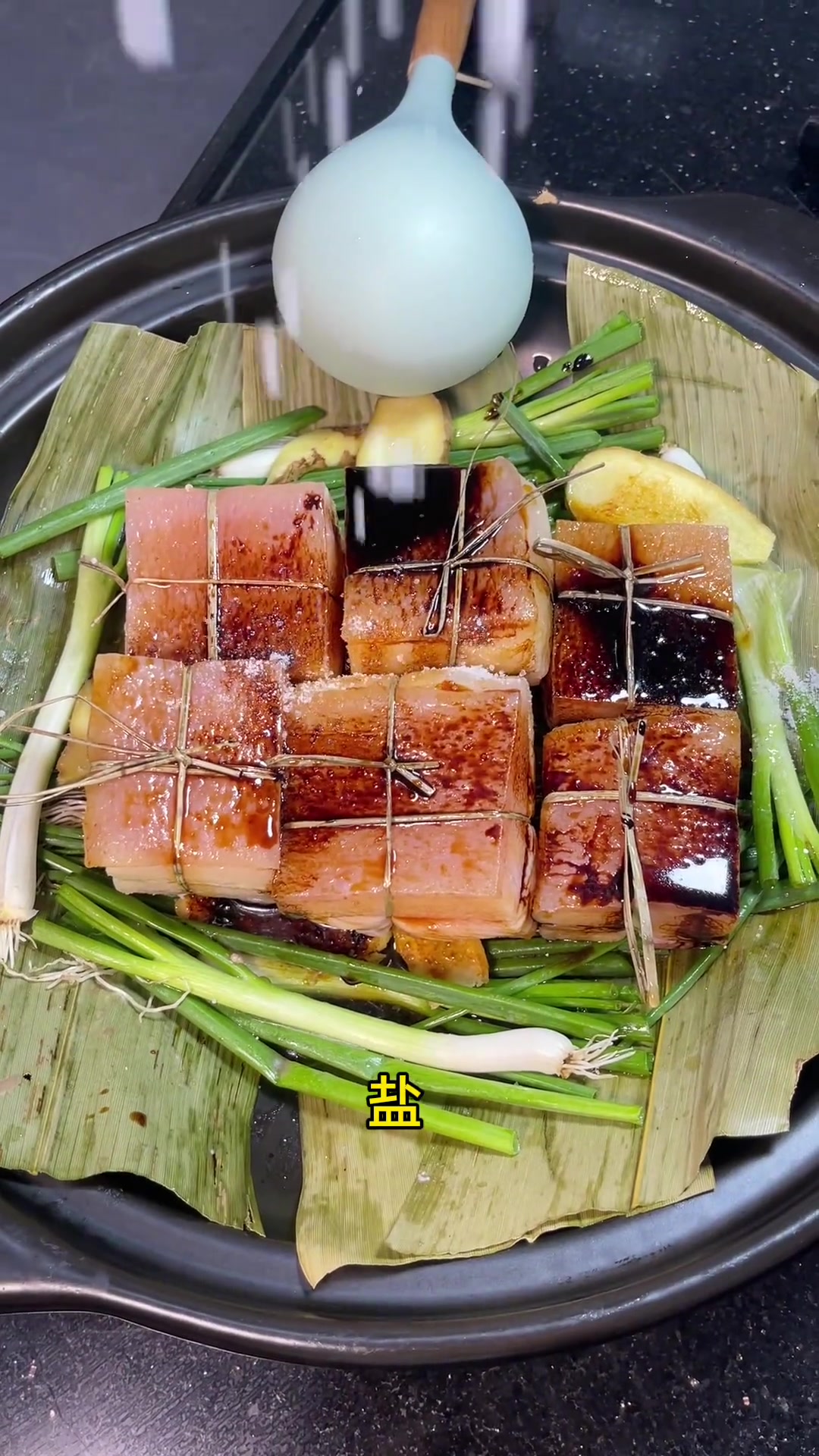 东坡肉,色泽红润,肥而不腻,软烂入味。入口即化,喜欢赶紧动手做起来