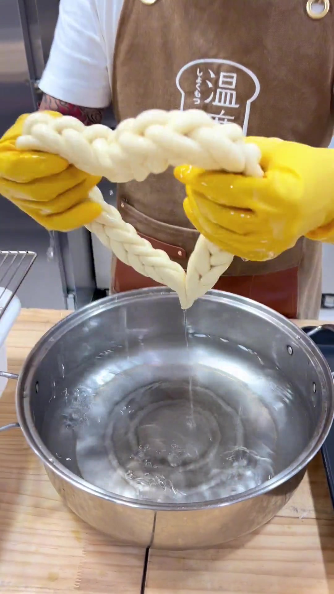 爱心装饰面包，常规的碱水面团，80克一个。一共6根。学起来吧