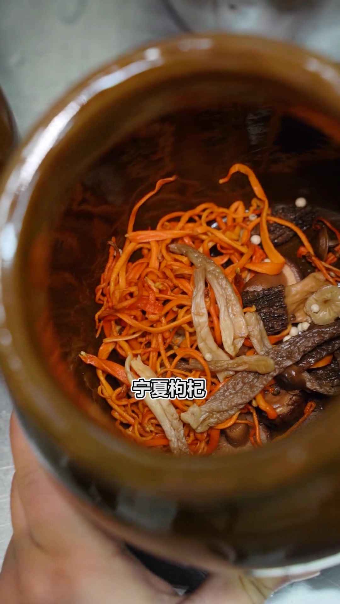 这个天气就合适来上一碗热腾腾的瓦罐煨汤