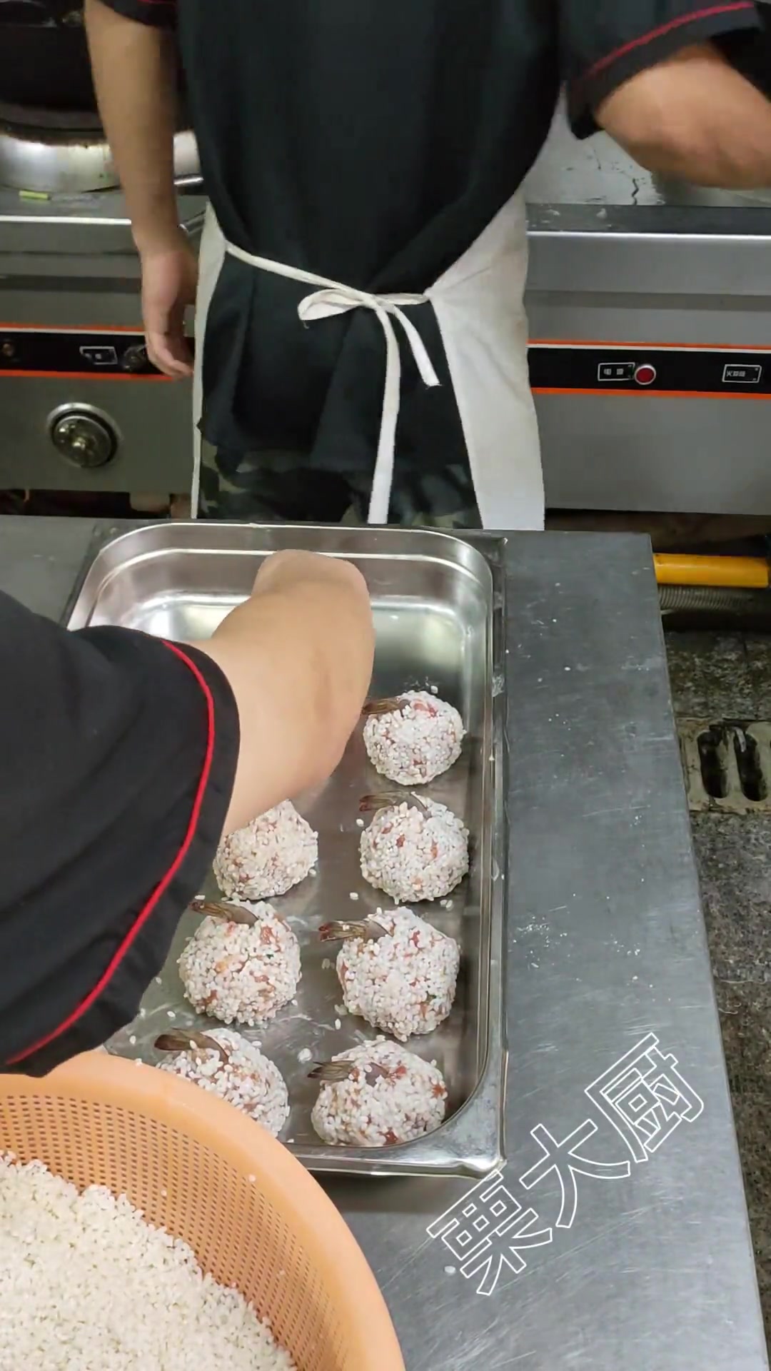 今日分享食堂菜品糯米肉沫酿虾尾个人做法,仅供参考