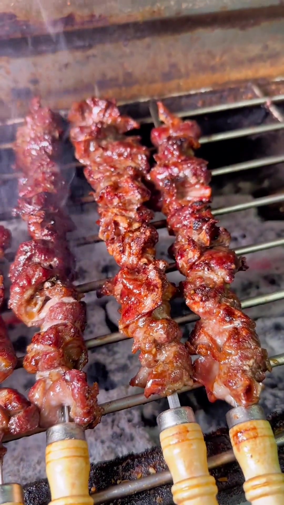 惠大旁边，院子里烤吧，活烤鳗鱼，东北大串