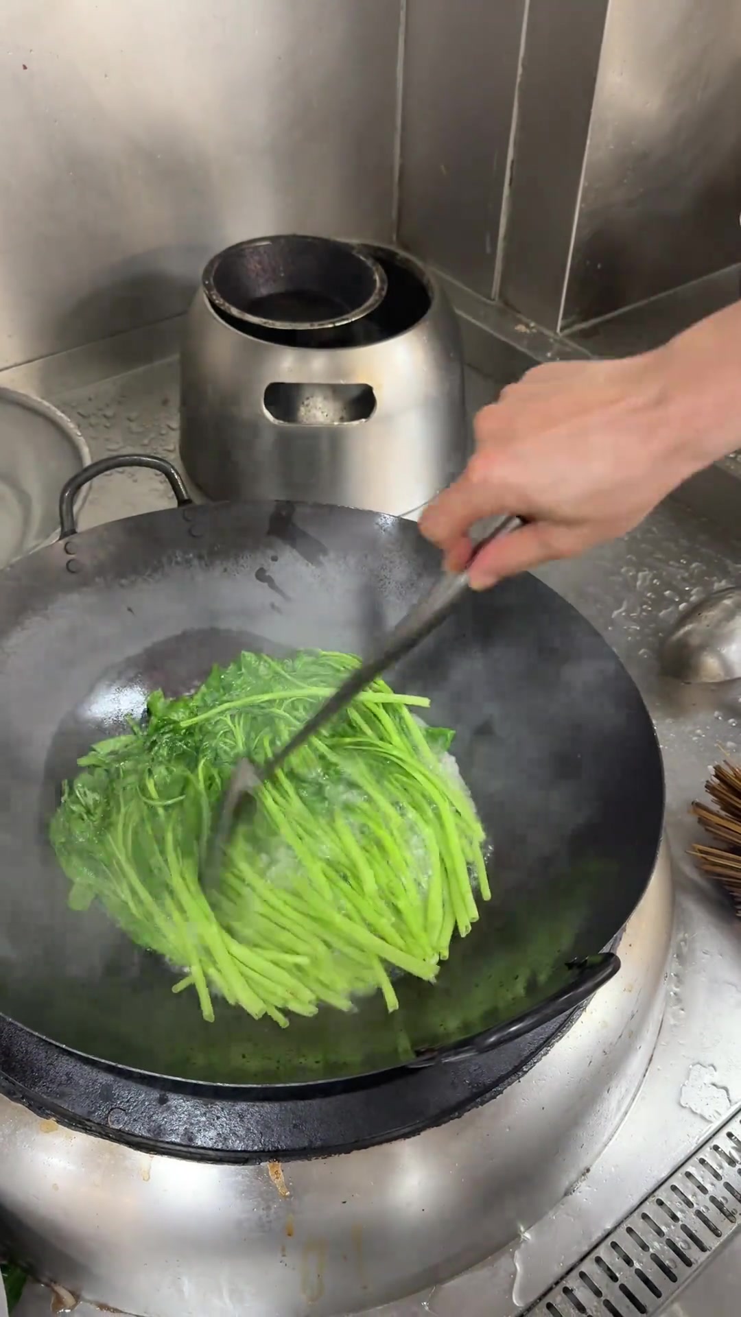 空心菜又叫通菜为什么老是有人炒出来有发黑还泄水,今天00后的酒店大厨教你们细节和步骤,如何