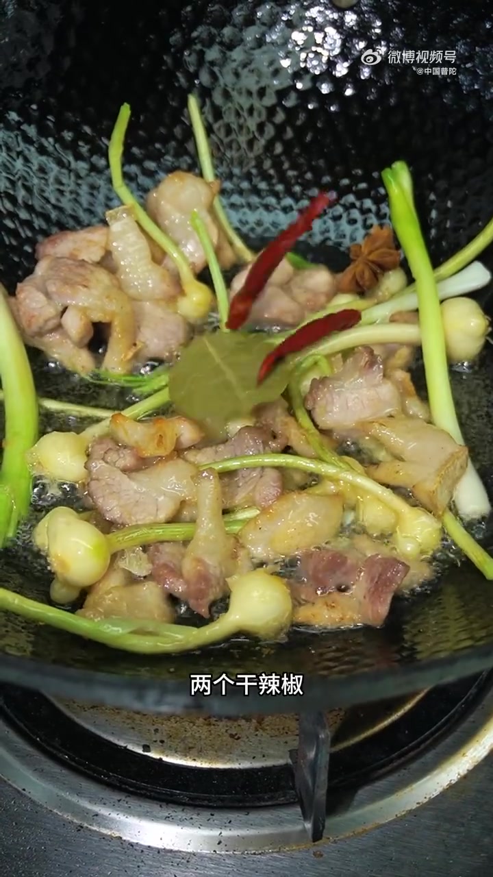 竟然发现比肉还香的神仙素菜!葱烤素鸡也太绝了吧!吸饱葱香的素鸡外皮焦香,内里软嫩多汁,咬下