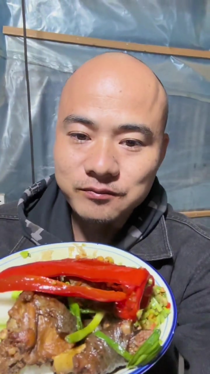 今晚吃红烧干锅乌鸡超香!加班拔毛,腿香到爆!