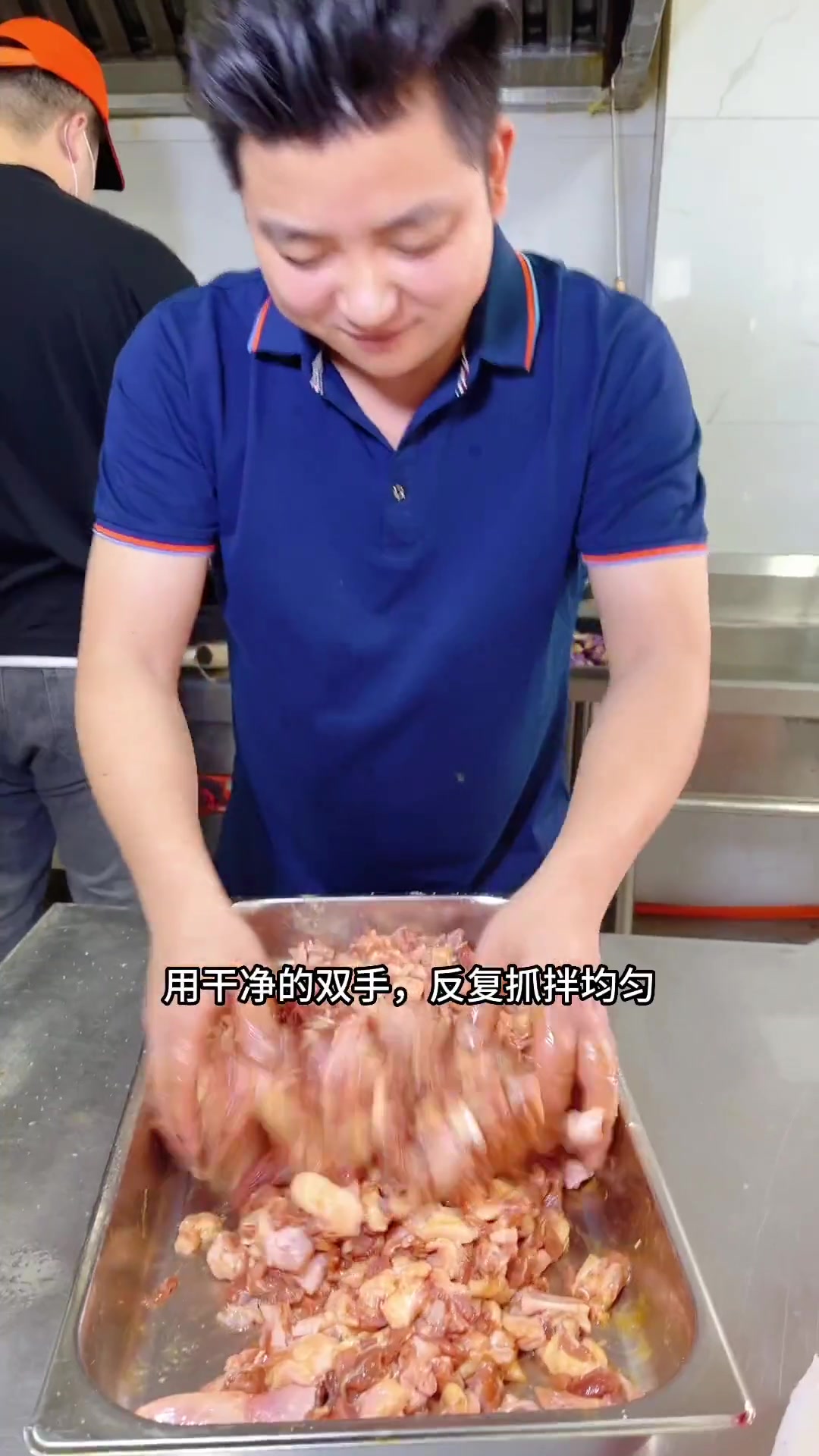 分享一道食堂最下饭的《干锅爆炒鸭》,切记一步,不要焯水,直接腌好滑下油,在加入一勺灵魂干锅