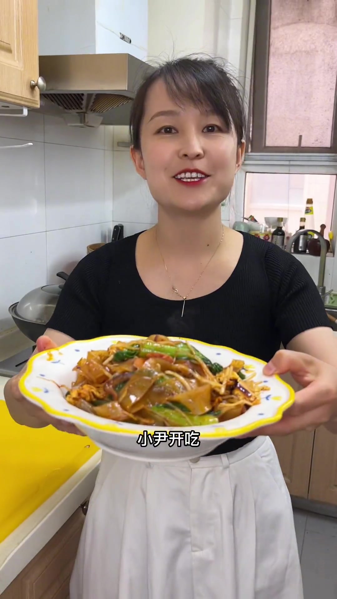 擀面皮不光能凉拌着吃,今天用宽面皮做个炒面皮吃,太美了