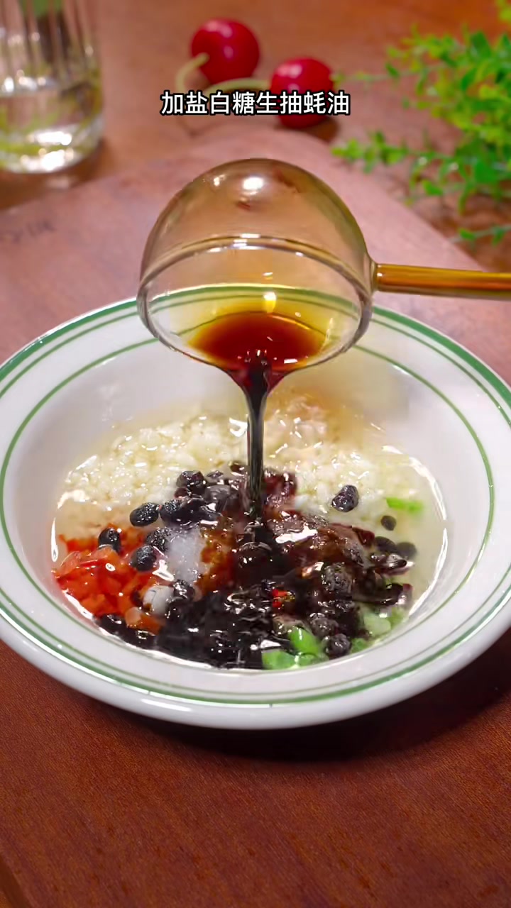 在我们广东蒸排骨就是我们的拿手菜，尤其这道梅菜蒸排骨，鲜嫩又下饭