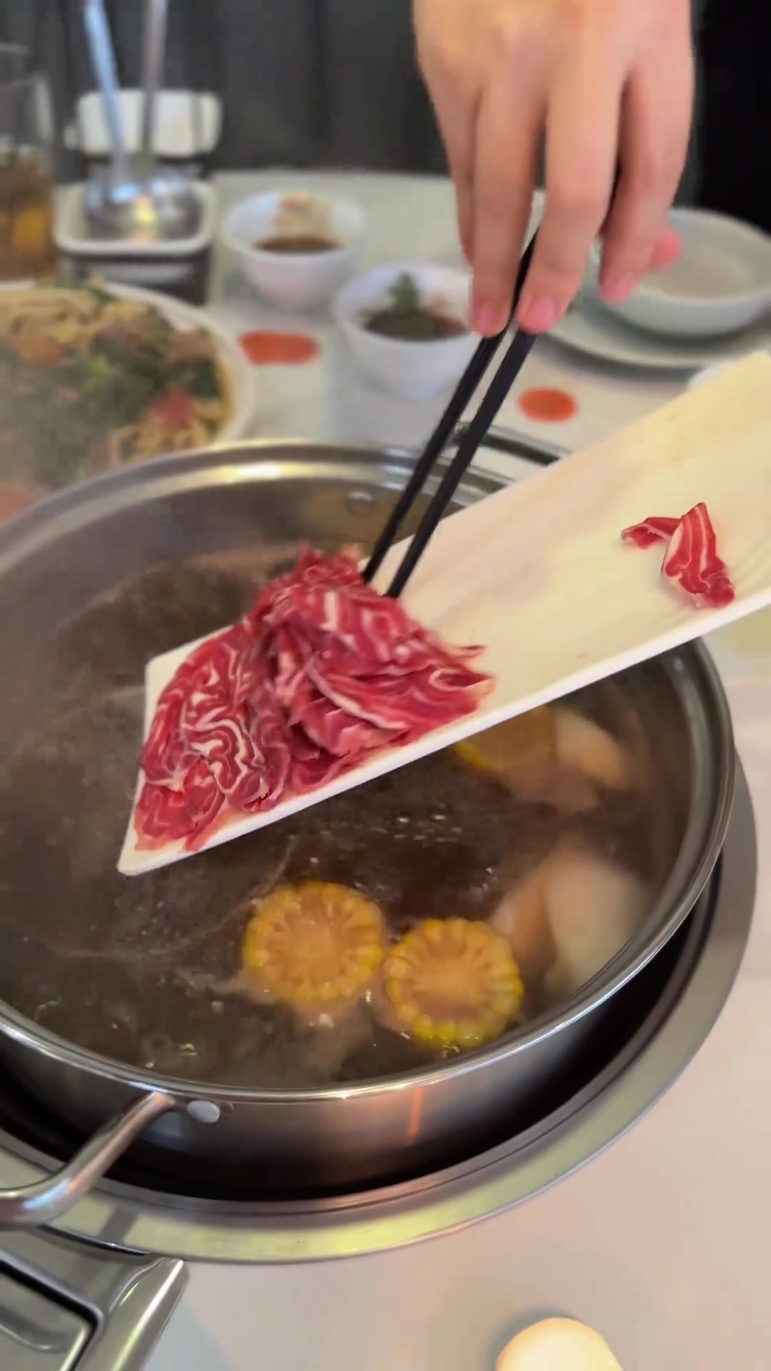 潮汕火锅，配菜只有牛肉，锅底蕴含灵魂，异国他乡的讲究美食