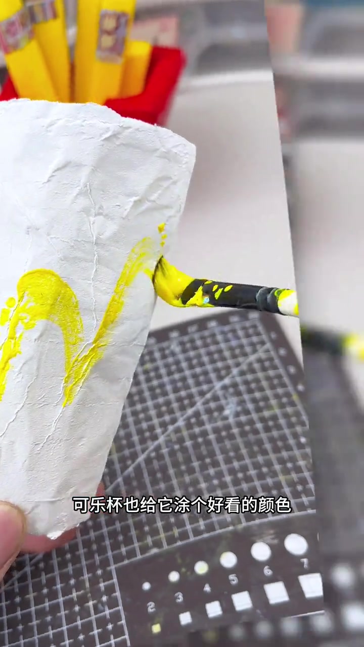 老妈！竟然让我用可乐做捏捏！哈哈这自制的汉堡套餐三件套捏捏终于做好啦！没想到吧可乐捏捏也做