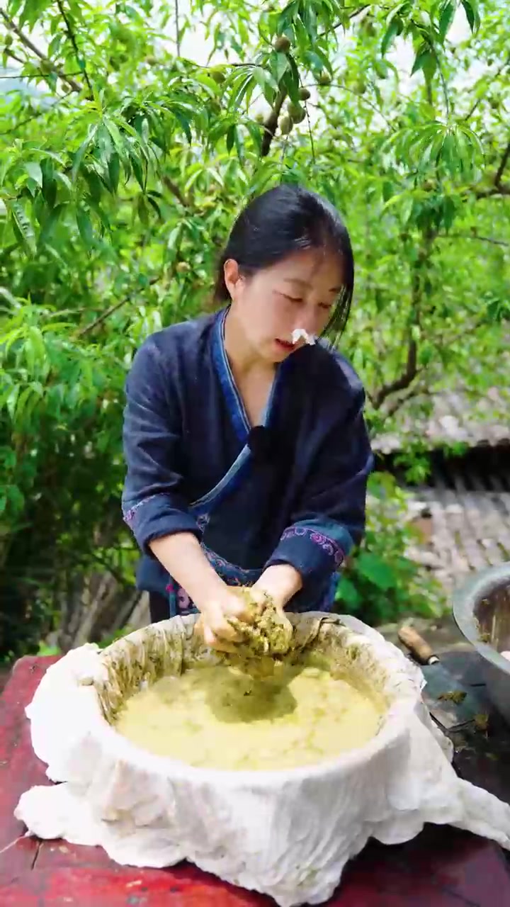 贵州牛瘪火锅百草汤，这是一条有味道的视频，外地人吃不惯