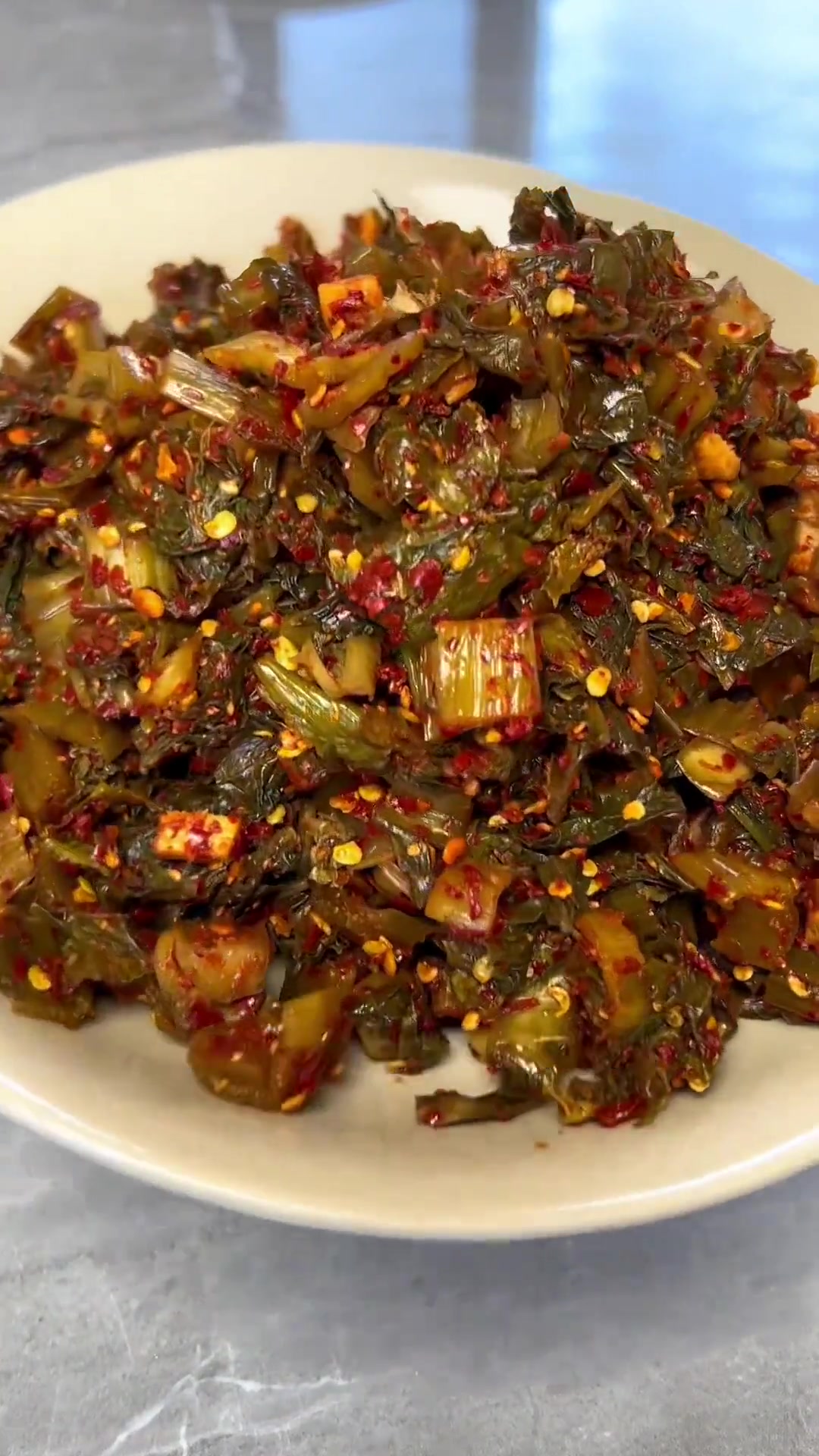 我们家乡的老酸菜,用来炒肉,煮洋芋酸汤,云南的小锅米线,简直不要太爽,你有多久没吃家乡的老