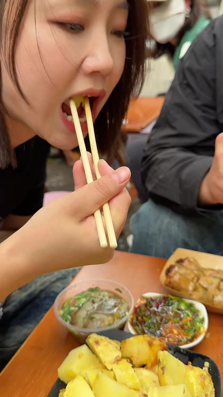 带家人来尝尝昆明特色小吃