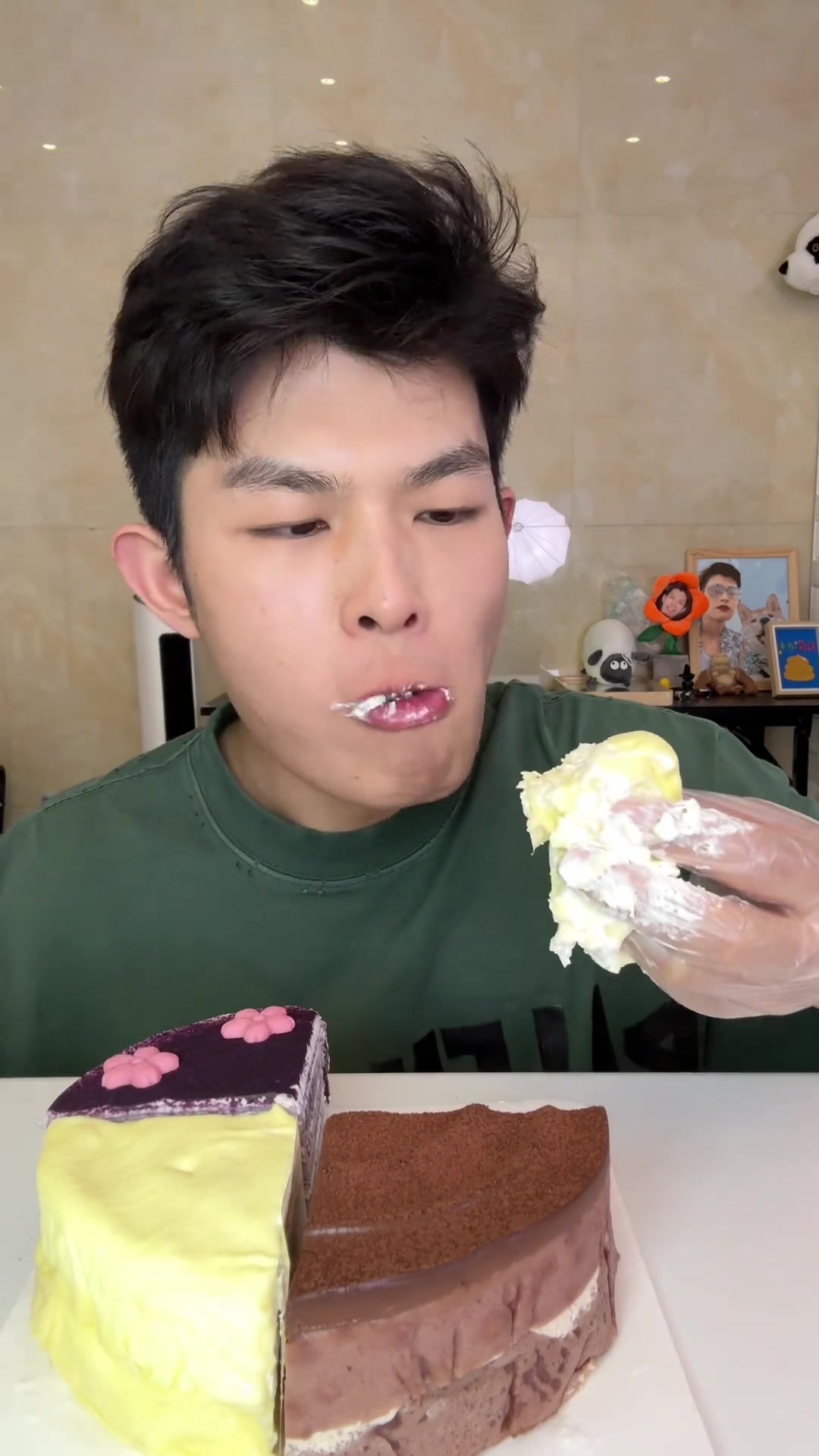 四拼千层蛋糕,好好吃!真的,后面的照片摆件都是以前粉丝送的,我曾经历多次搬家,我依然带在身