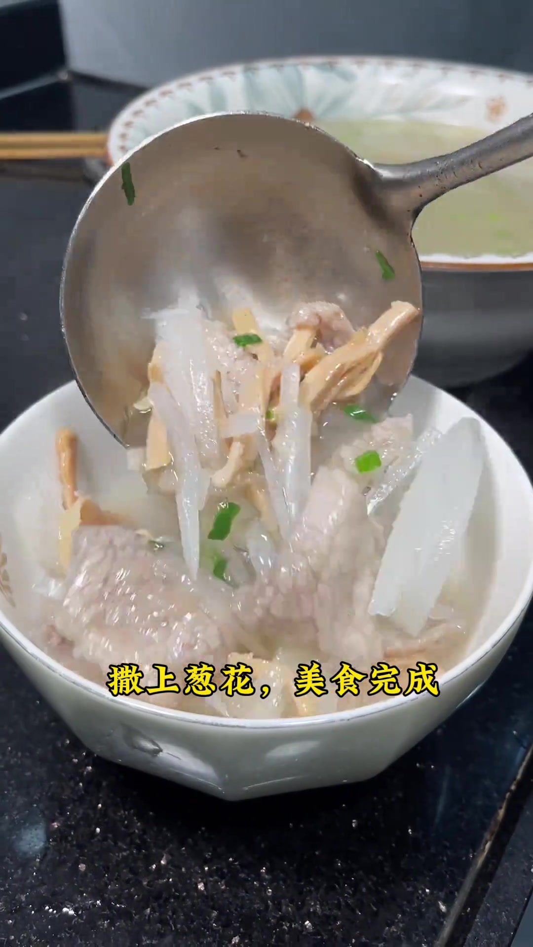 家常菜夏天到了，这道萝卜丝肉羹汤安排起来，做法简单，汤清鲜甜肉嫩又好吃