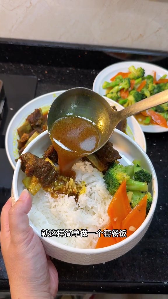 吃饭啦！福建闽南一家四口的咖喱牛排午餐配绿竹笋花蛤汤