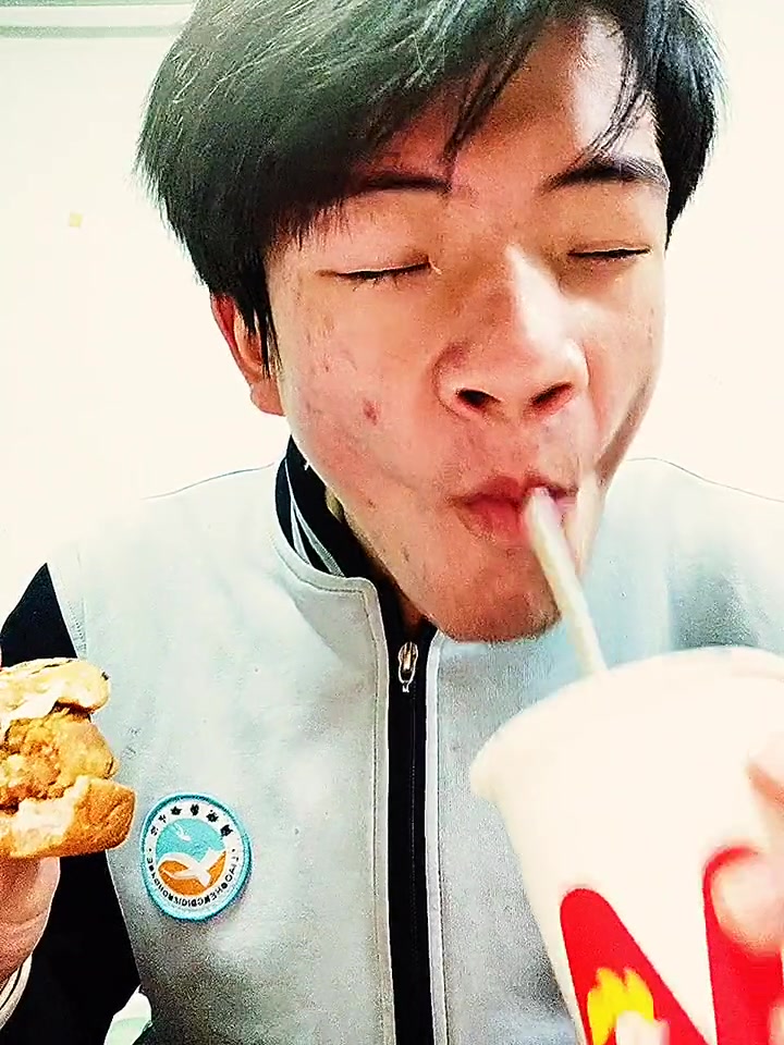 汉堡配可乐,雪碧带柠檬