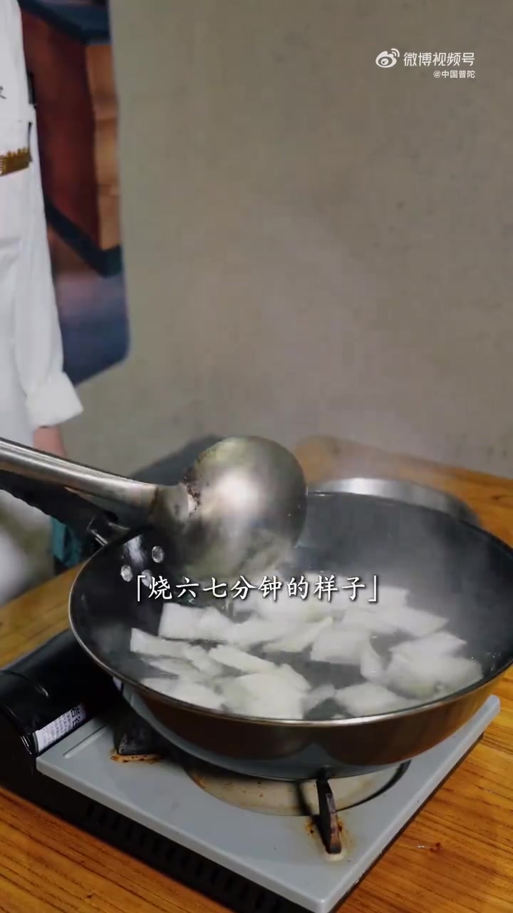 夏日的厨房总藏着让人会心一笑的温暖——今天要分享一碗来自舟山的「海蜒冬瓜汤」,喝第一口时便