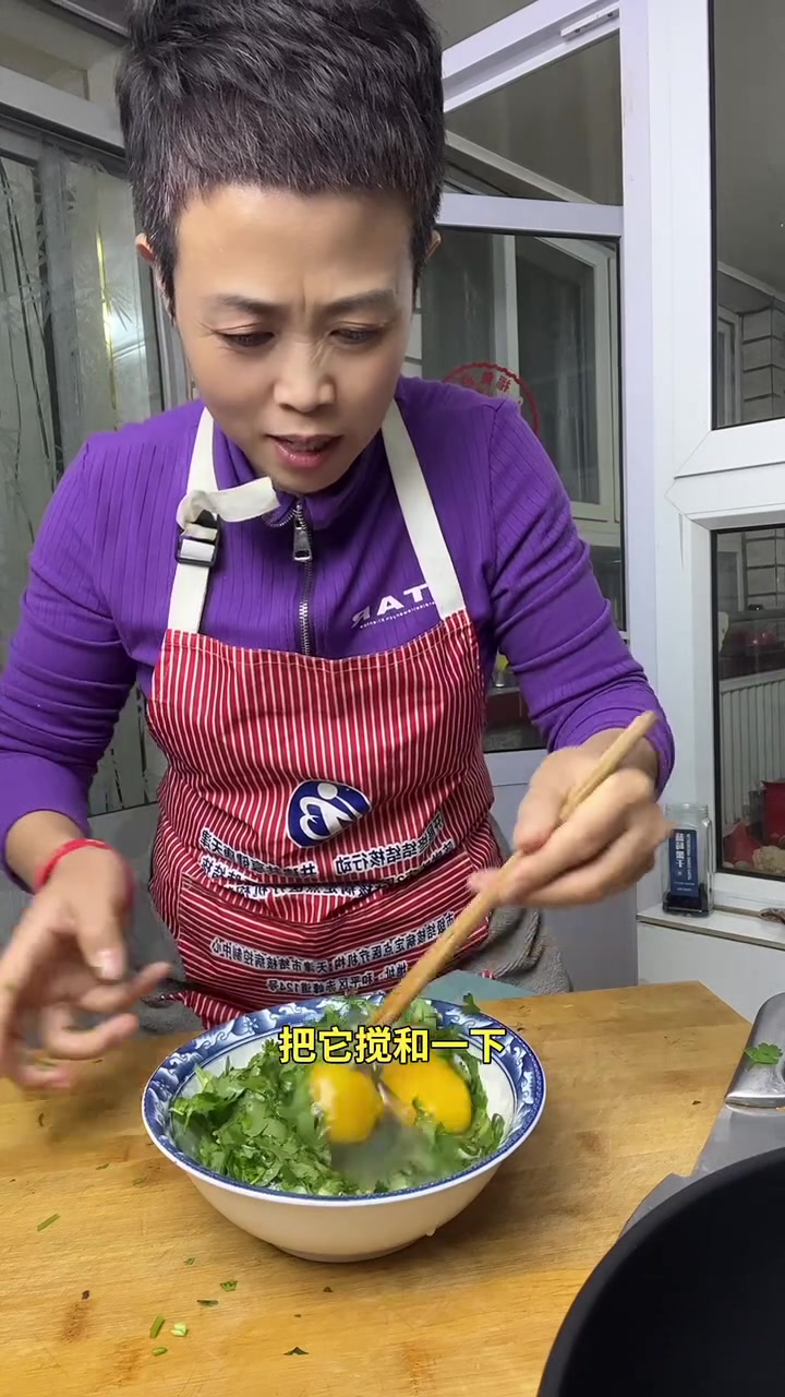 香菜炒馍蛋做法及好处,根别切,大馍蛋别糟践!