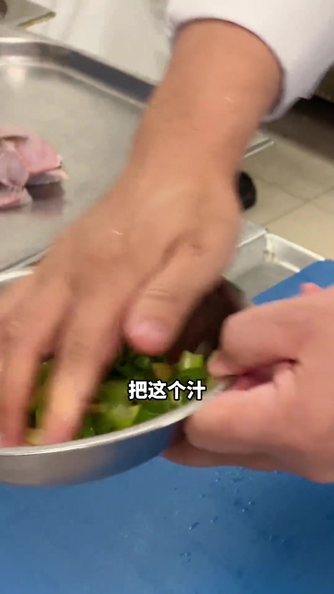 将鳜鱼做成菊花状,酸甜可口,色香味俱全!