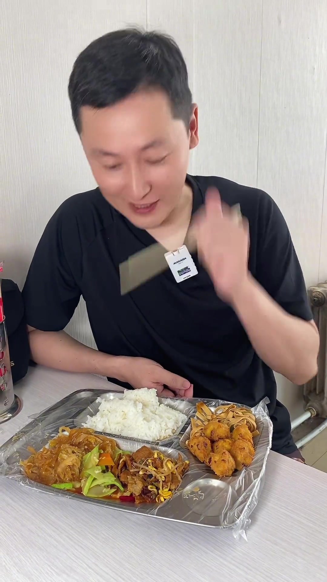 自助盒饭吃起来,感觉比自己在家做饭要合适多了,吃的种类多还省事