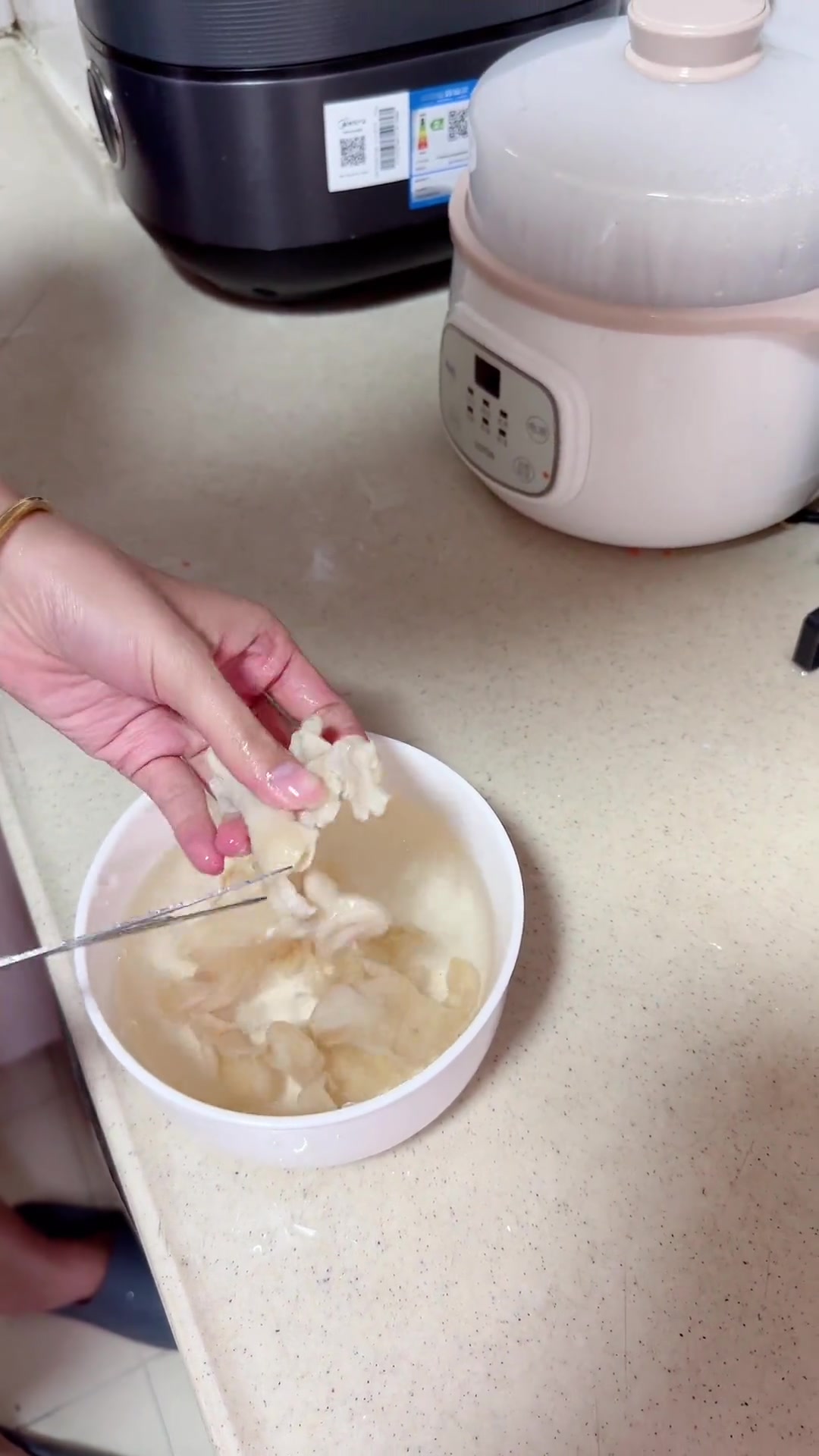 上次播滋补品很多人买了鱼胶不懂弄,给大家拍个视频,鱼胶也可以炖鸡汤排骨汤,满满的胶原蛋白