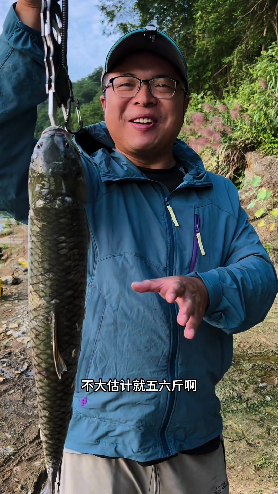 美女老板娘请我吃了条烤鱼，我钓了几条大青鱼给她，没想到她说20多斤的大青鱼烤不了，真的烤不