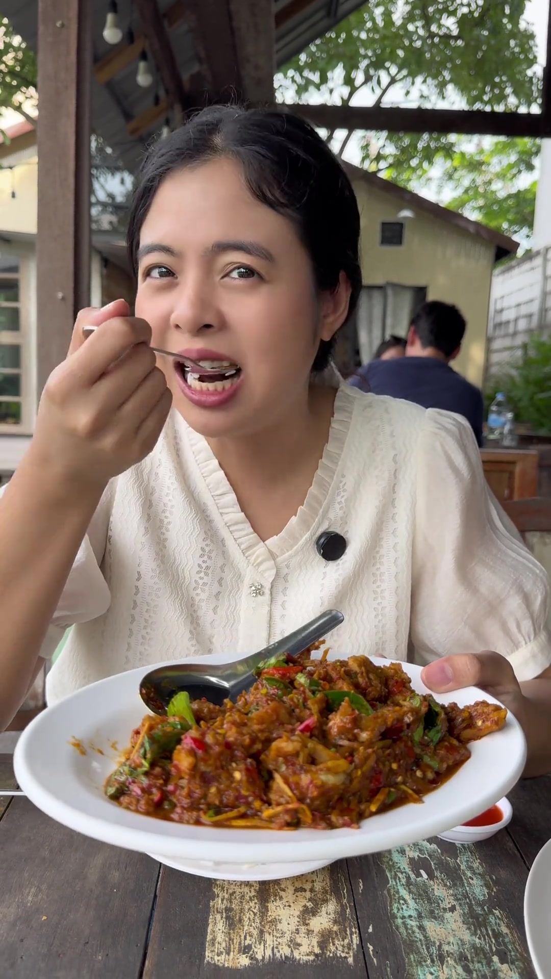 泰国媳妇带我吃咖喱鳄鱼肉，辣哭了