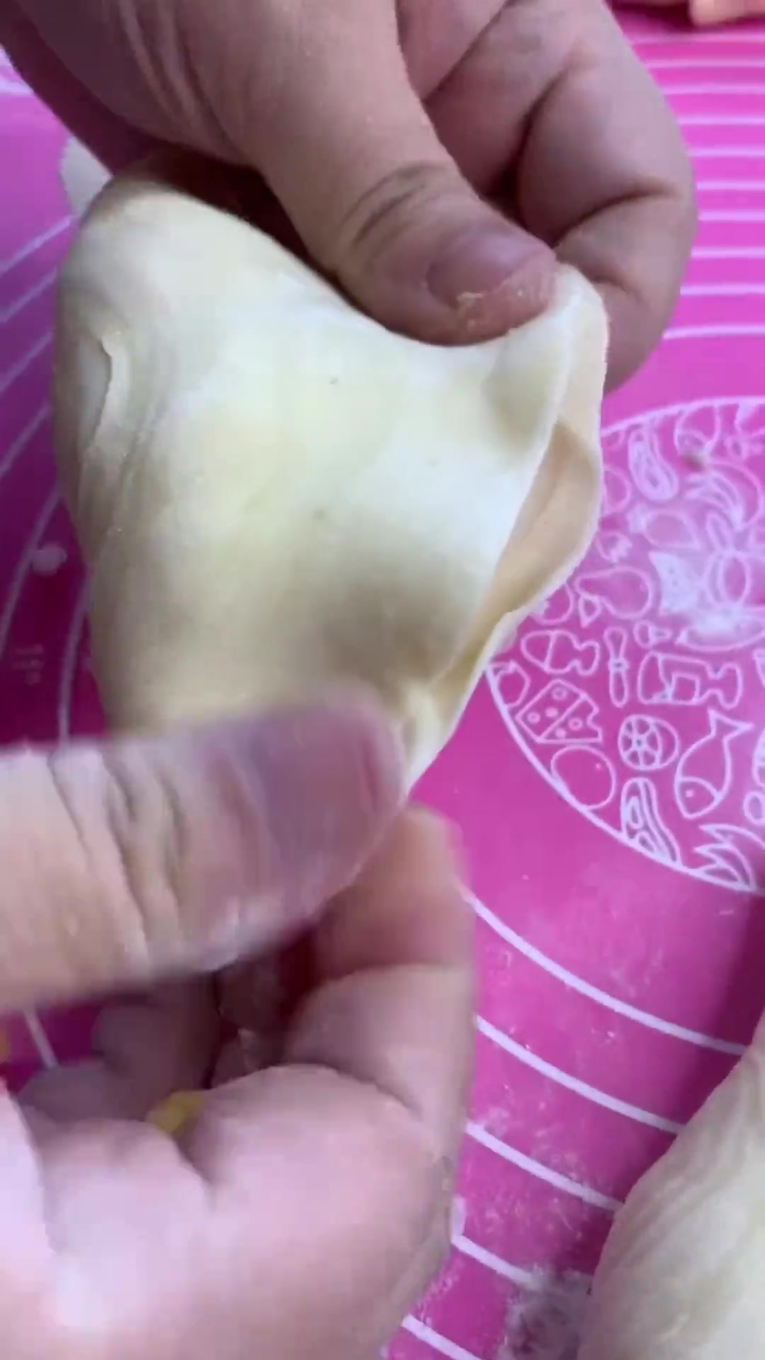 新疆烤包子加各种食材，还有土豆，快来看看！