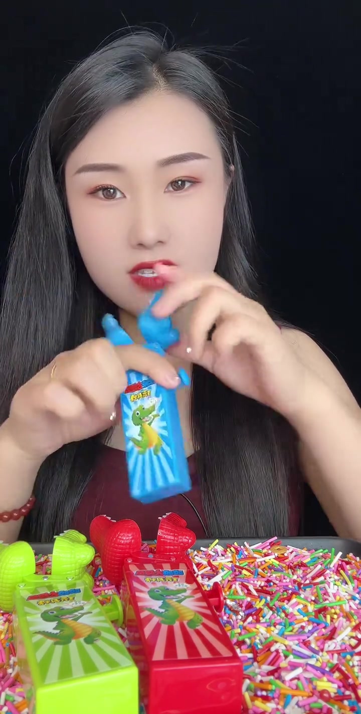 吃鳄鱼糖果,蓝色鳄鱼竟信我不吃,它肚子还没糖!