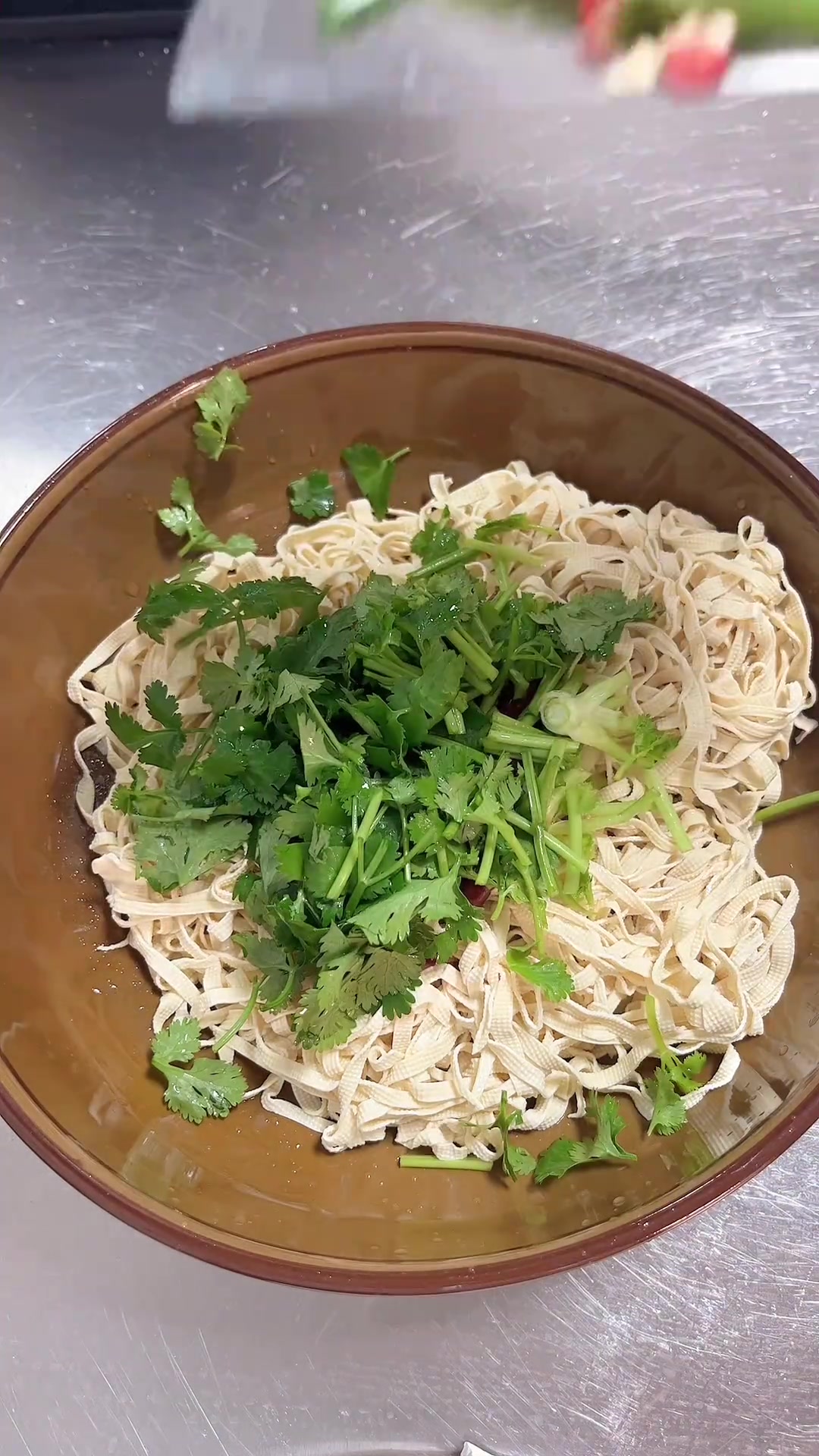 木耳炒鸡，这样烧出来的鸡真是绝了，汤汁拌饭也很好吃！宝宝一个人把两个大鸡腿都炫掉了！