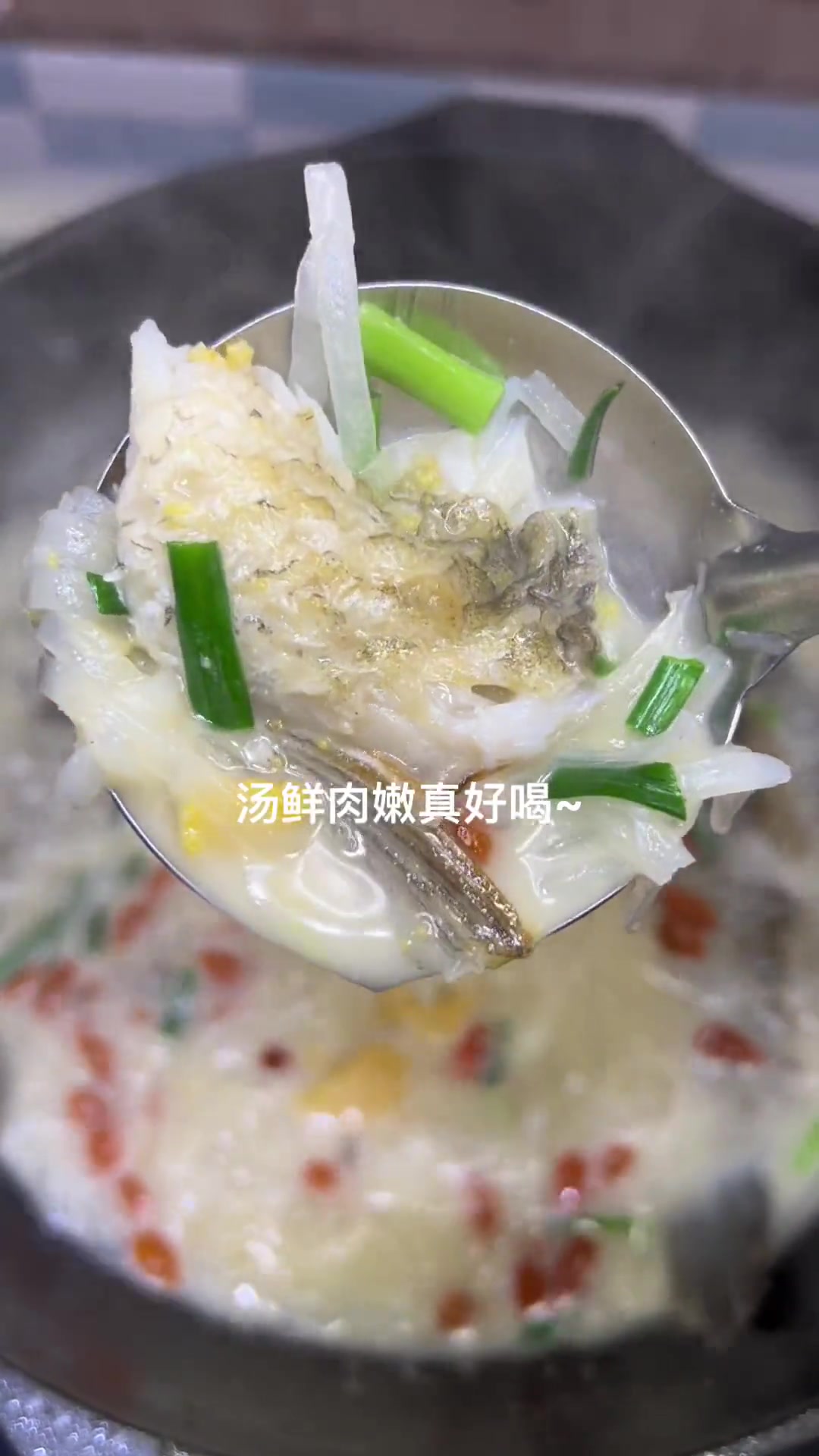 春天鲫鱼汤最佳，配白萝卜丝煮一锅奶白鲜鱼汤