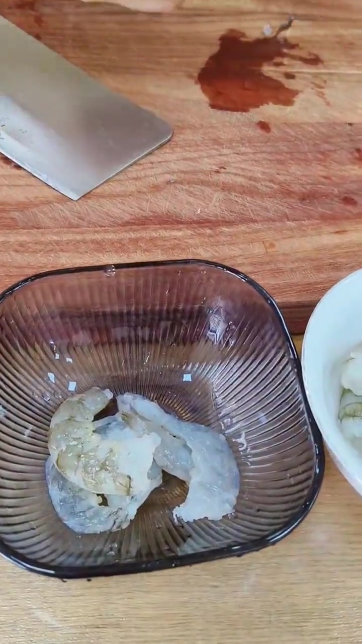 黄油口蘑焗虾仁 1、鲜虾去头去壳,挑出虾线,将虾仁放入碗中,加入少许盐,抓匀腌制 15 分