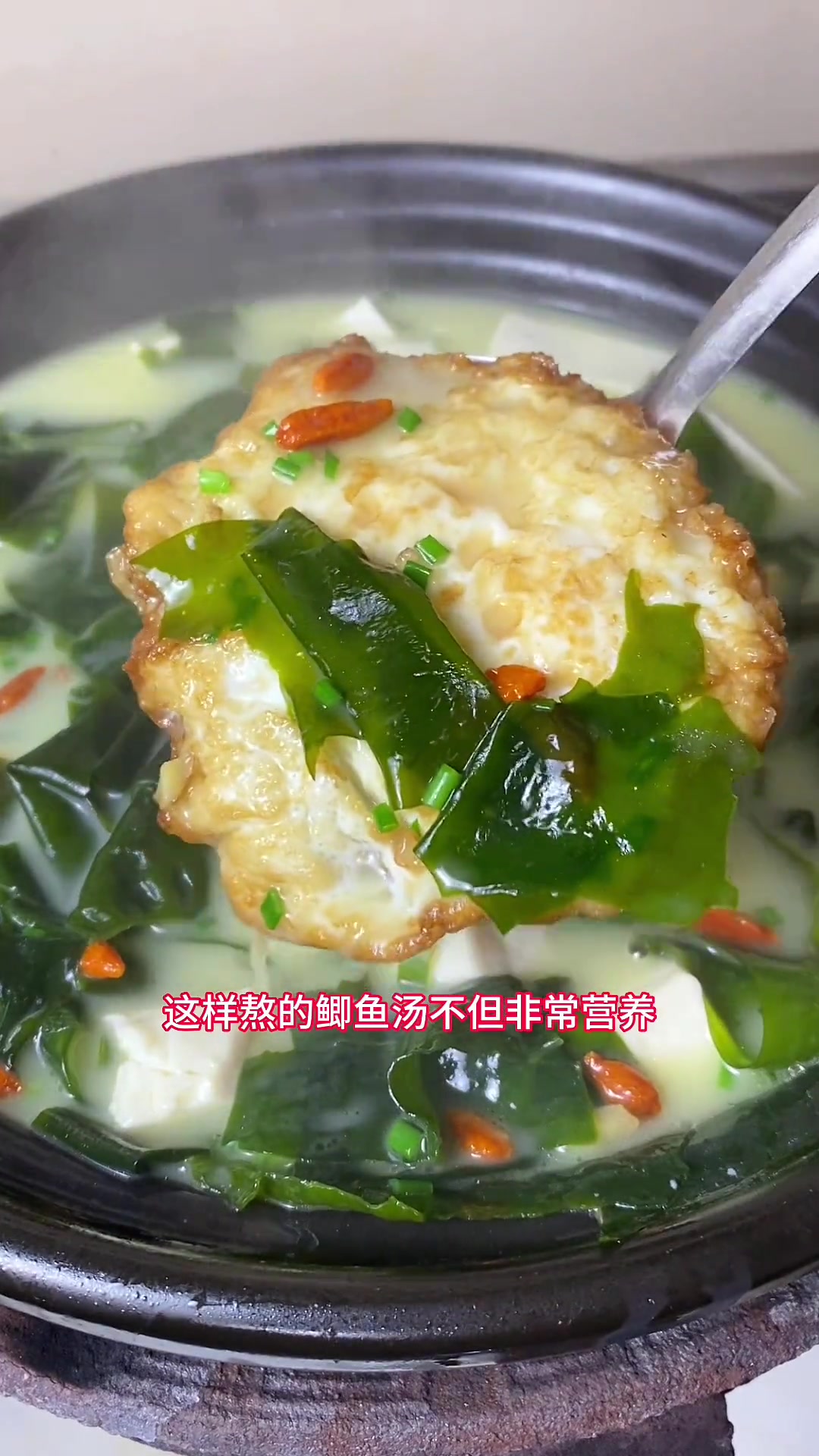 家有学生必多煲鲫鱼汤，汤鲜味美营养足