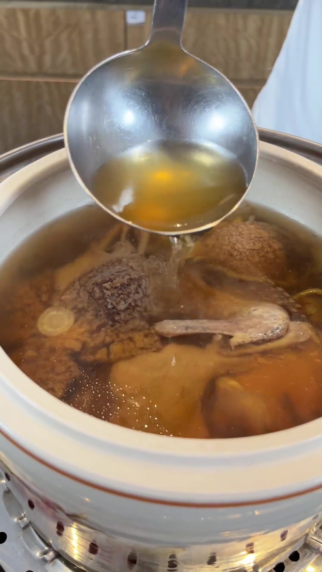 大家都知道石斛好，但怎样炖能更好的出味？看完视频你就知道了！