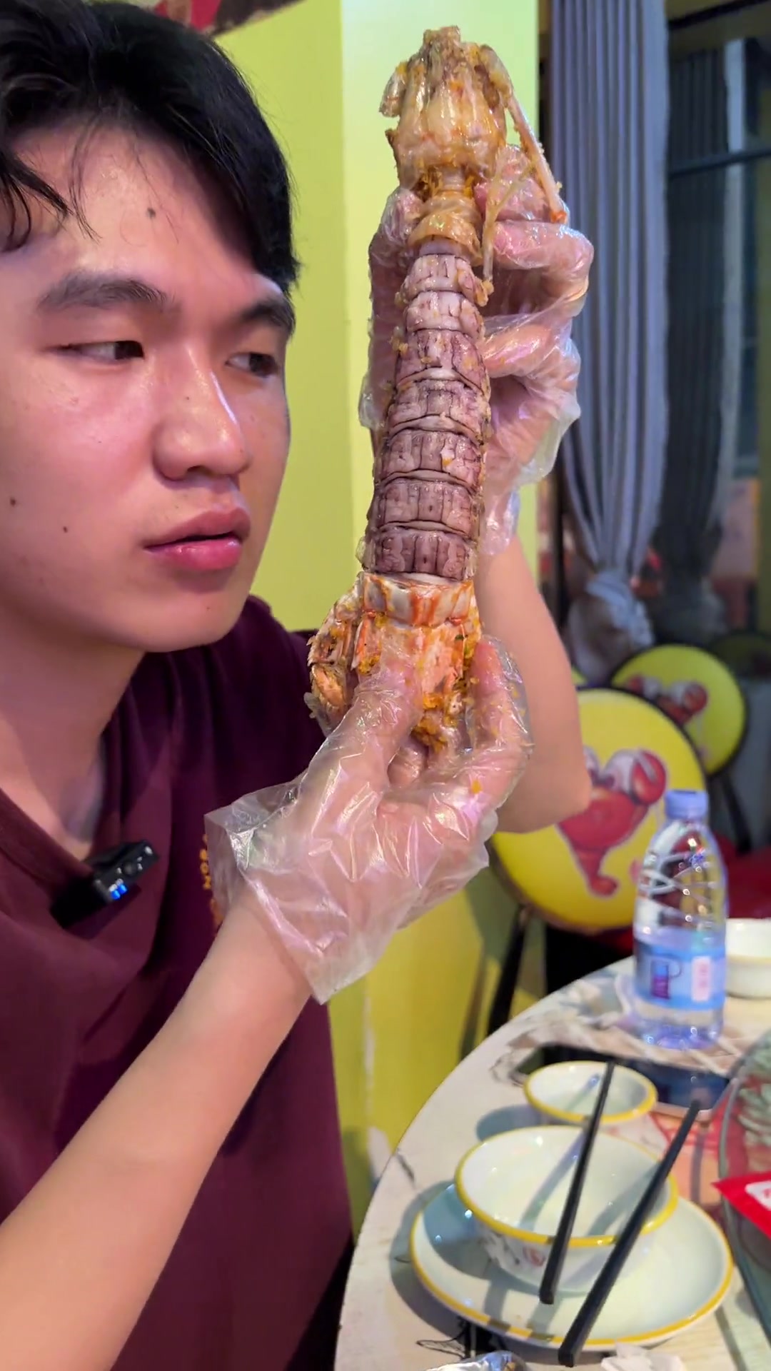 带新疆家人尝尝全虾宴!终于尝到白冰同款“巨无霸皮皮虾”,这肉真香～