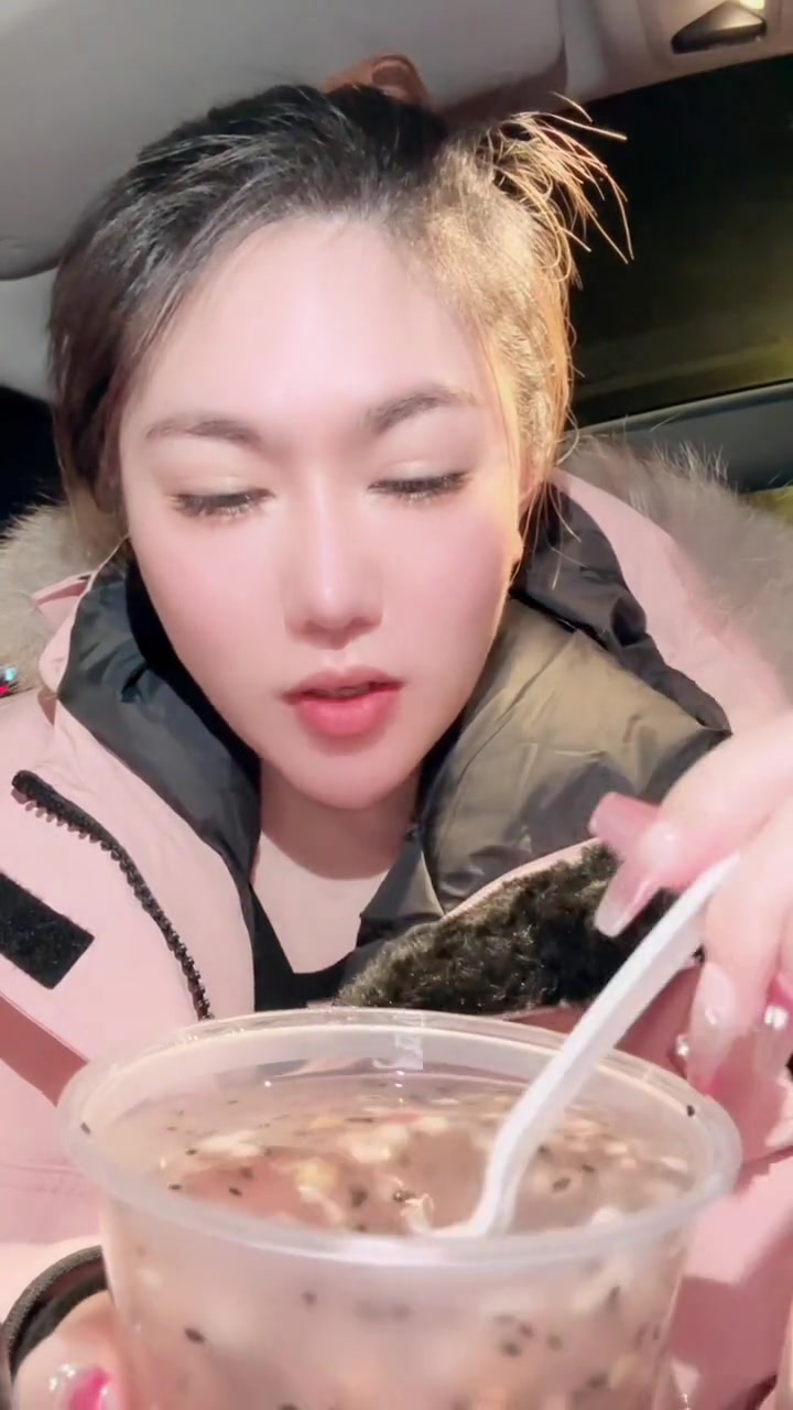 夜市路边摊幽默老板藕粉现冲莲子粥6块钱一份