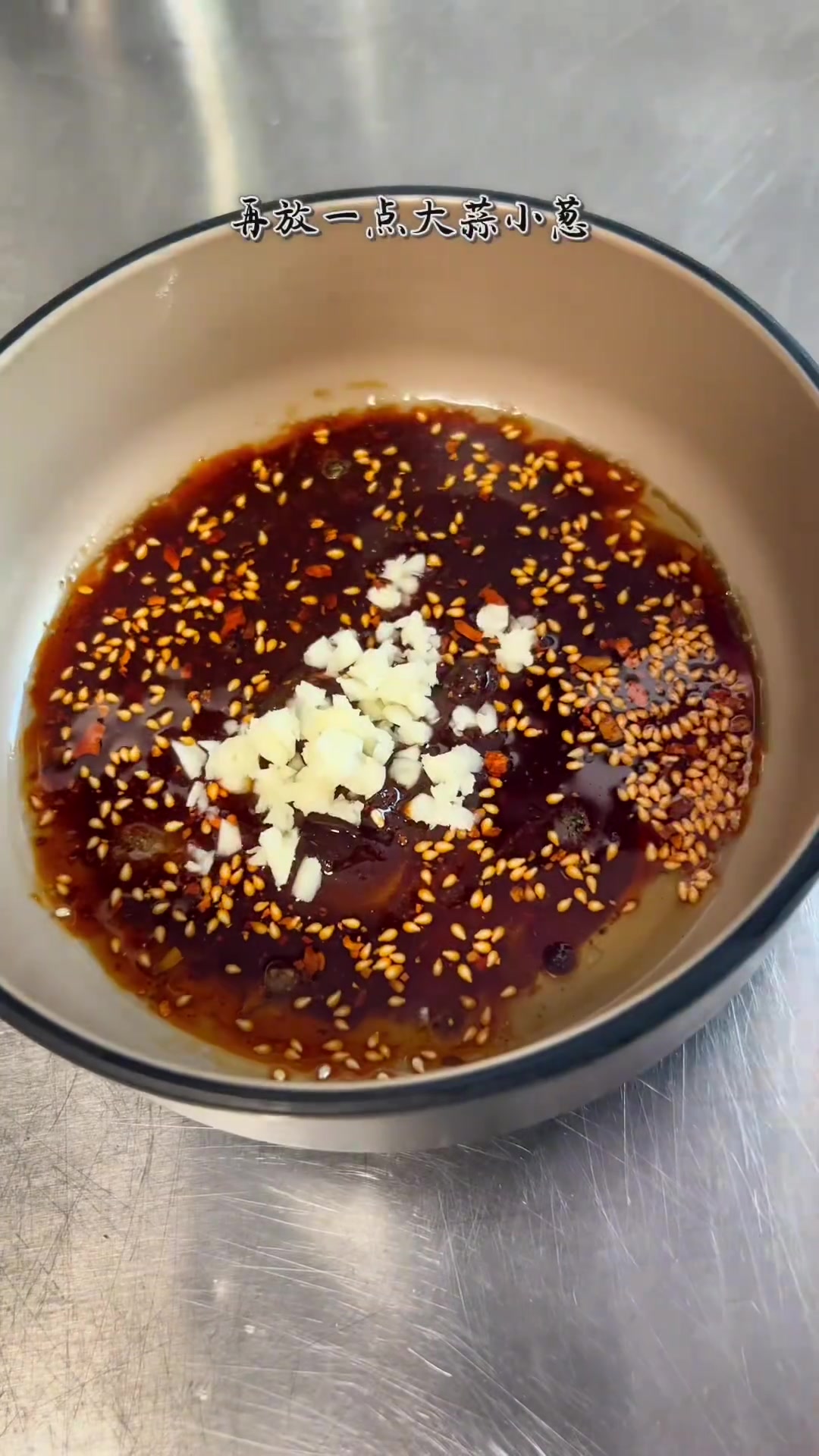 红汤饺子:饺子、小白菜等食材及盐等调料的搭配