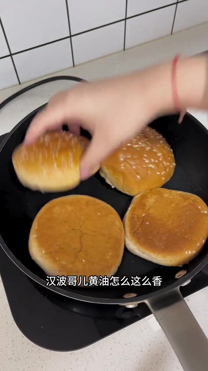 谢霆锋做的烤肠和鳗鱼烤肉味汉堡，哪个更好吃？