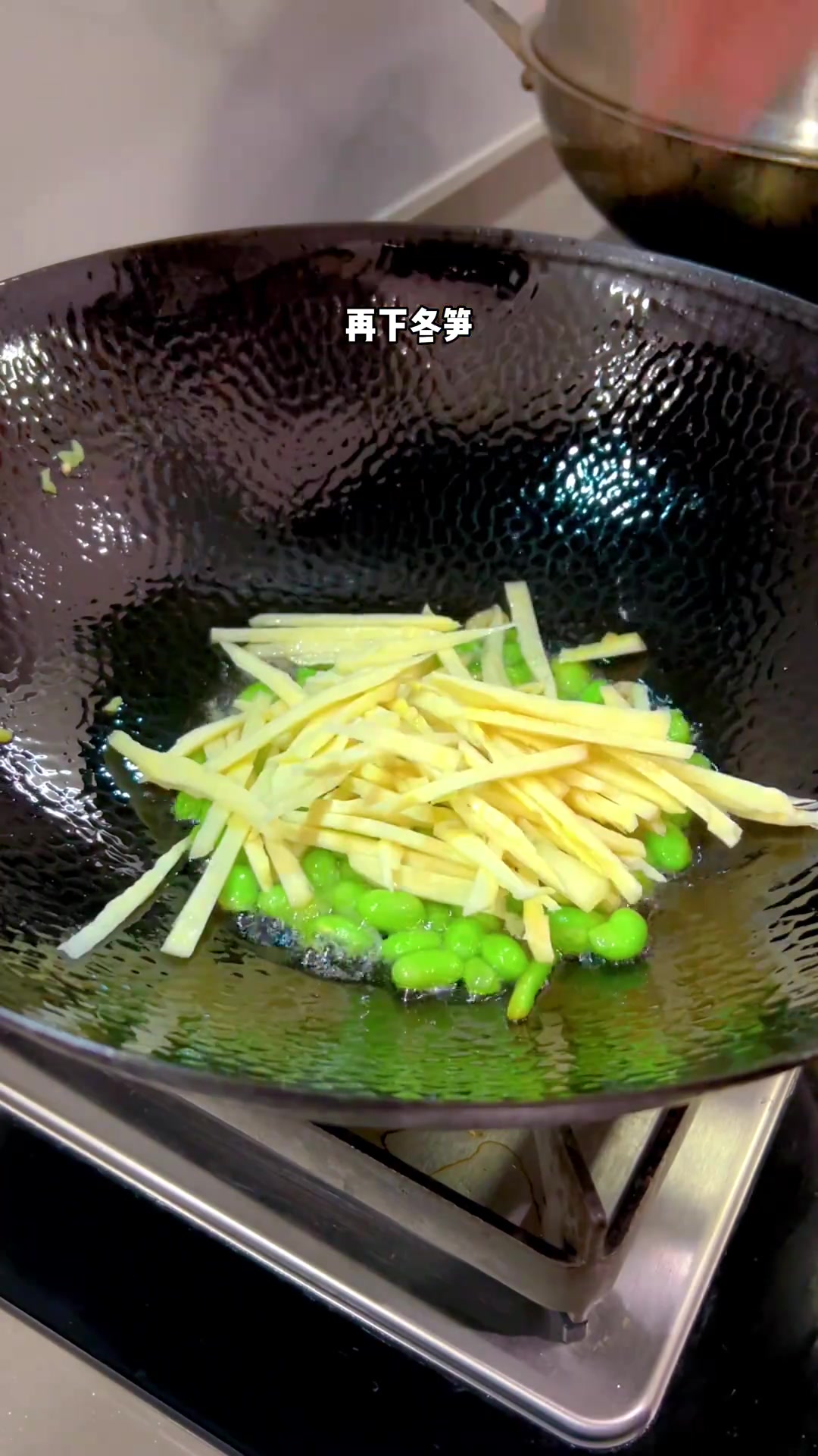 下班回家享受沉静式做菜，今天分享一个毛豆冬笋烧河虾，简简单单，原汁原味的鲜美～