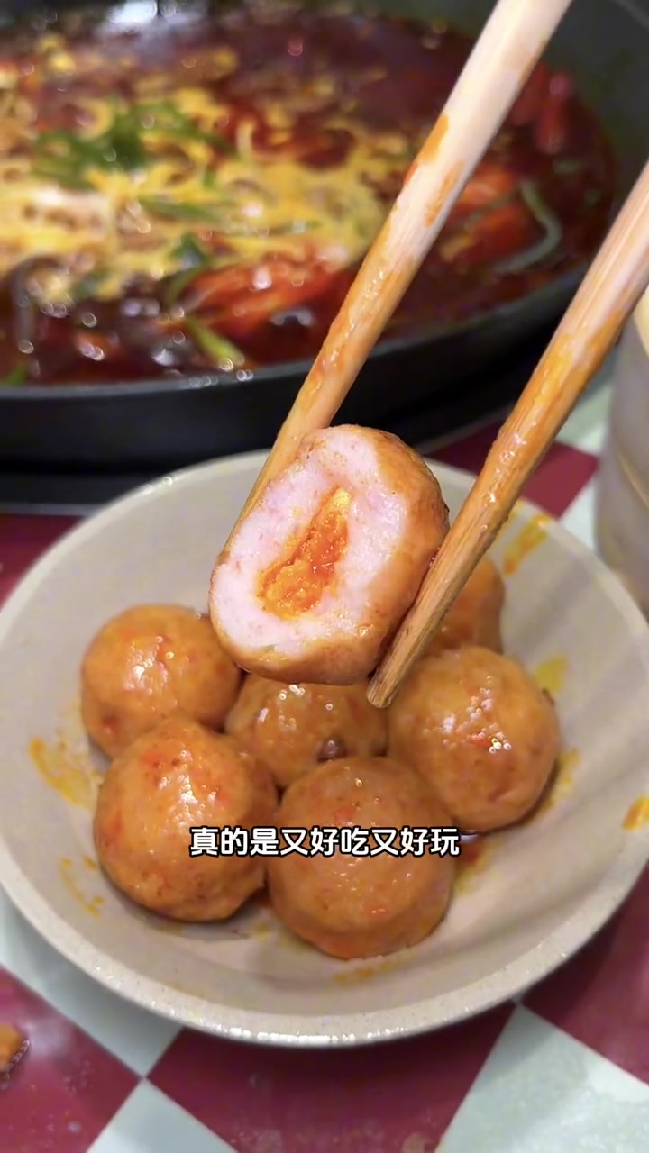 赵美丽武汉首店,来自重庆居民楼底下的火锅,菜品甜品很精彩,全员网红菜,还有抵用券冲