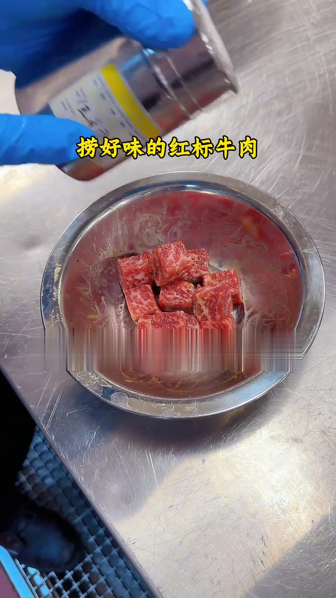 米其林餐厅的招牌菜:意大利黑醋脆皮和牛!经过蛋白浆包裹炸制后的牛肉形状圆润,外酥内嫩!酸甜