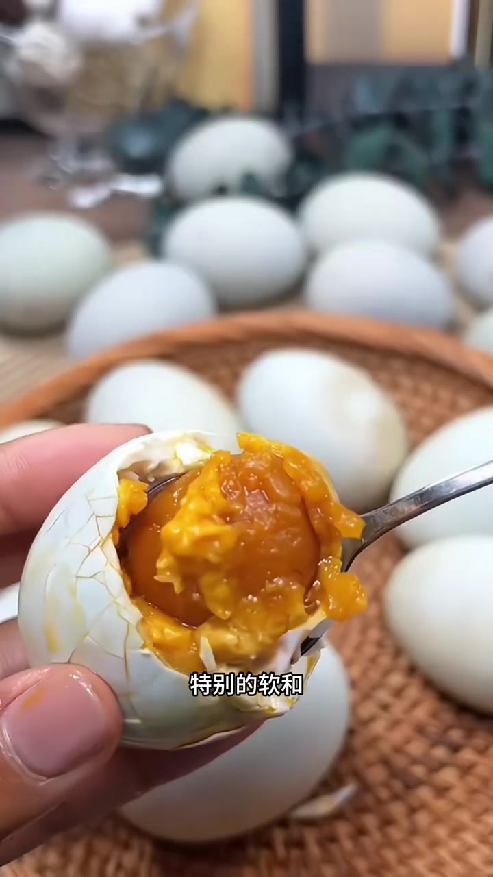 咸鸭蛋怎么挑?东北早市土豆哥教你怎么挑选营养健康又美味的大个咸鸭蛋!海鸭蛋和烤鸭蛋的区别!