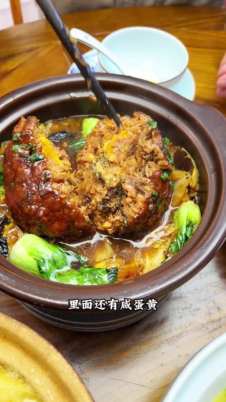 开在市中心的农家菜,第一次吃到加了芋艿和年糕的酱烧梭子蟹,味道有点惊喜,还有一斤重的梅干菜